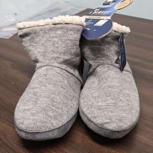 Isotoner Size 6.5-7.5 Light Grey Fleece Lined Slipper Booties